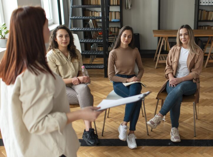 medium-shot-women-therapy